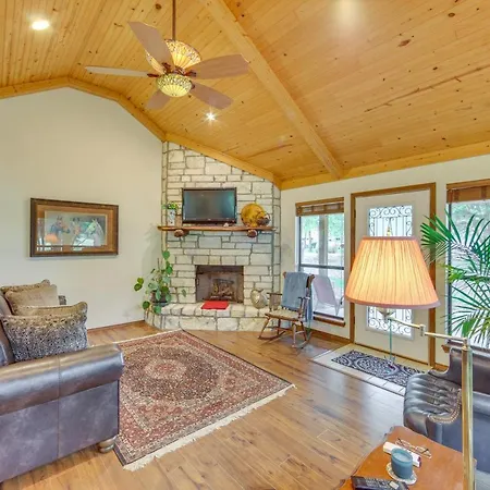 Dog-Friendly Wills Point Home With Grill On 10 Acres